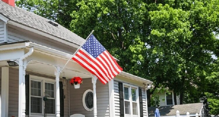 5 Reasons to Change Out Your Home's Flags for Each Holiday Home's Flags